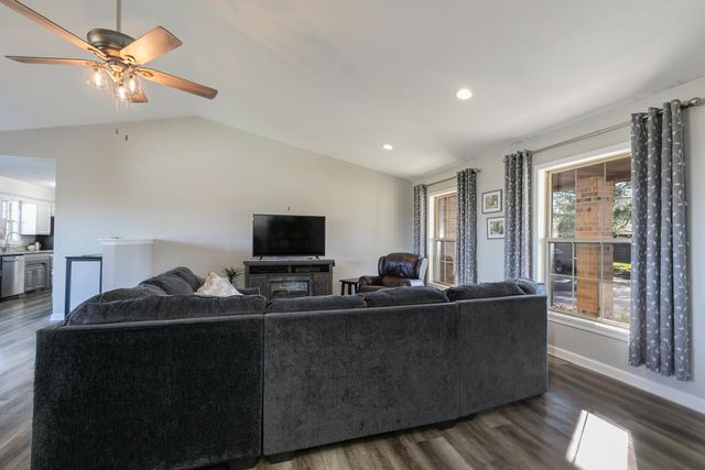 1341 W Pine Street, Bolivar, MO 65613