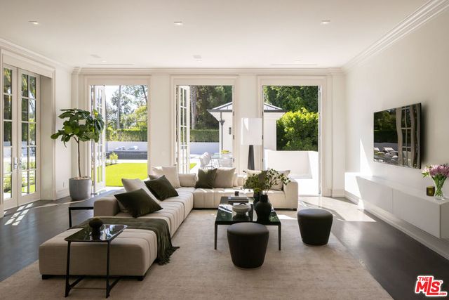 917 N Crescent Drive, Beverly Hills, CA 90210