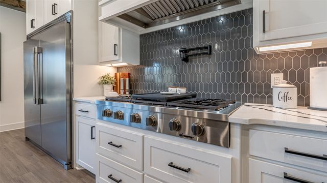 5611 Hondo Drive, De Cordova, TX 76049