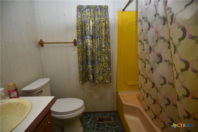 305 W Railroad Street, Port Lavaca, TX 77979