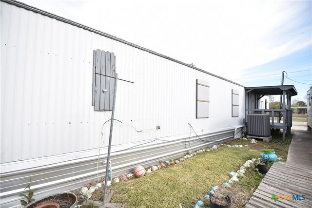 305 W Railroad Street, Port Lavaca, TX 77979