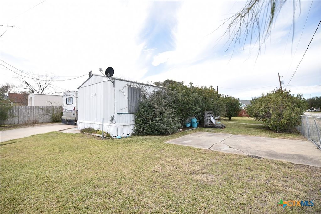 305 W Railroad Street, Port Lavaca, TX 77979