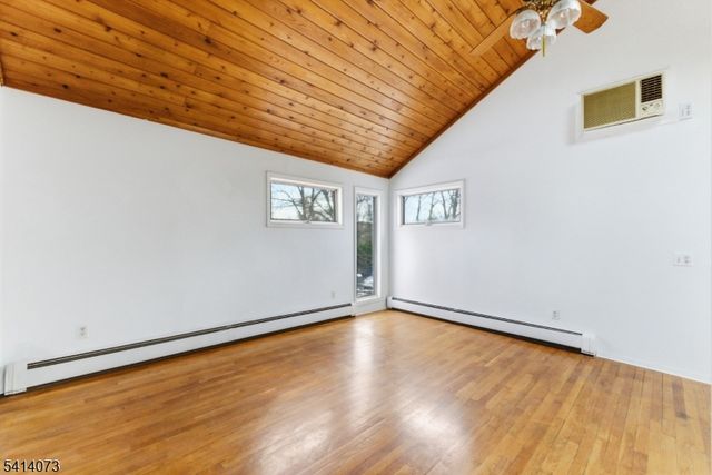 2455 3Rd St, Fort Lee Boro, NJ 07024