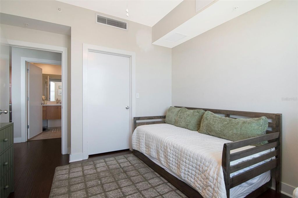 Image 32 of property listing at 1120 E KENNEDY BOULEVARD 1211, Tampa, FL 33602