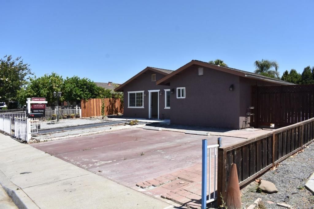 Image 3 of property listing at 1040 Central Avenue, Hollister, CA 95023