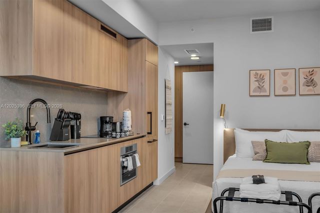 121 NE 5th St 2107, Miami, FL 33132