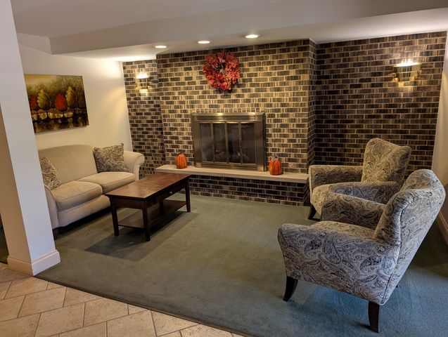 960 S River Road 208, Des Plaines, IL 60016