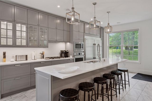 1032 Gardner Street E, Wayzata, MN 55391