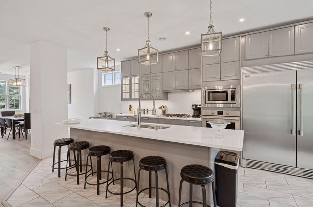 1032 Gardner Street E, Wayzata, MN 55391