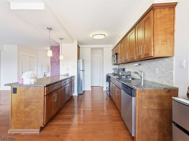 60 Parkway Dr, East Orange City, NJ 07017