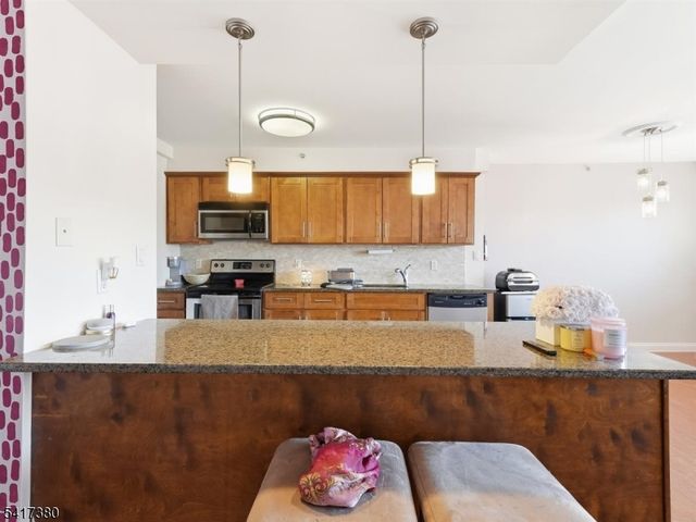 60 Parkway Dr, East Orange City, NJ 07017