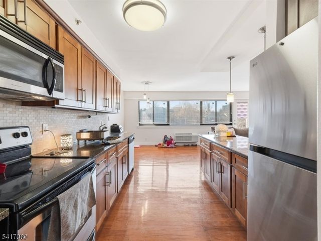 60 Parkway Dr, East Orange City, NJ 07017