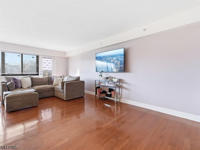 60 Parkway Dr, East Orange City, NJ 07017