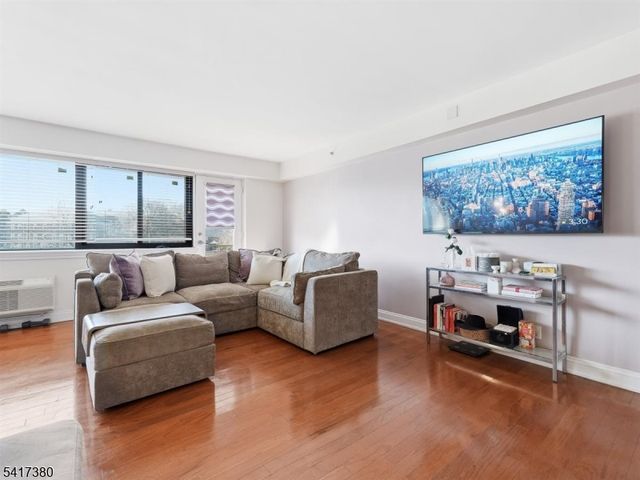 60 Parkway Dr, East Orange City, NJ 07017