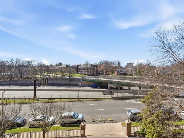 60 Parkway Dr, East Orange City, NJ 07017