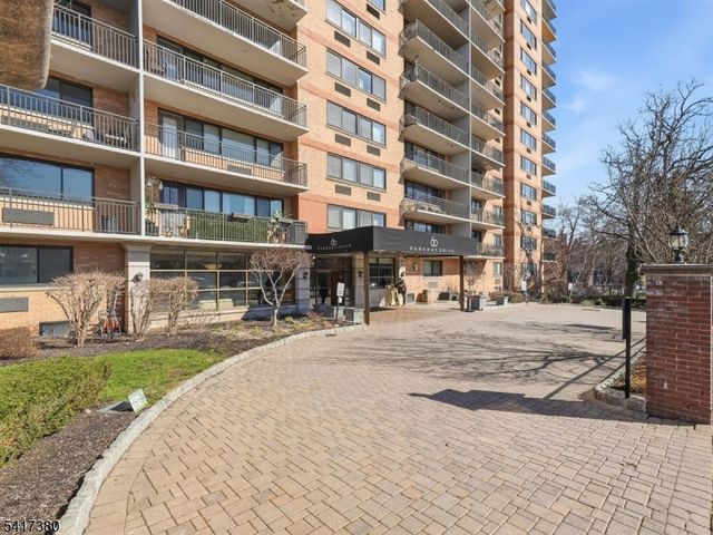 60 Parkway Dr, East Orange City, NJ 07017