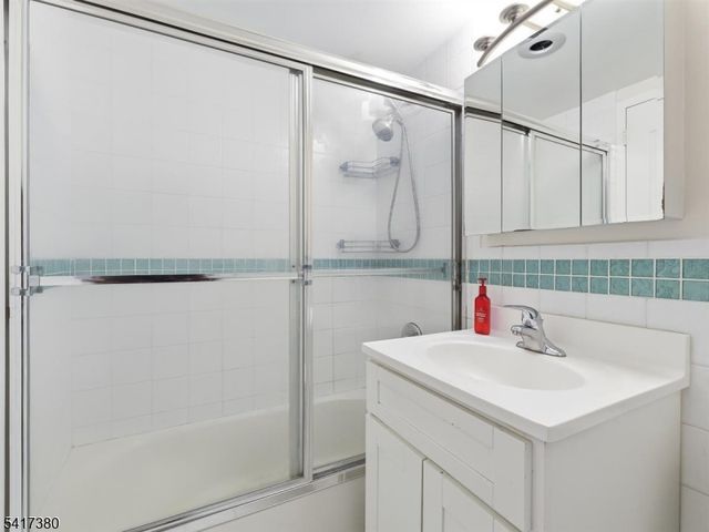 60 Parkway Dr, East Orange City, NJ 07017