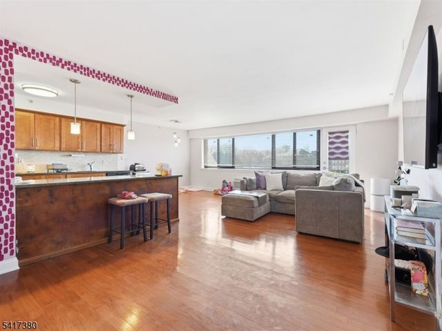 60 Parkway Dr, East Orange City, NJ 07017