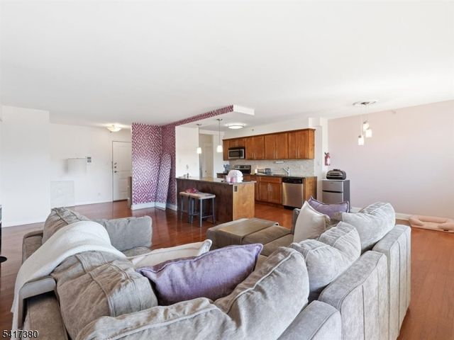 60 Parkway Dr, East Orange City, NJ 07017