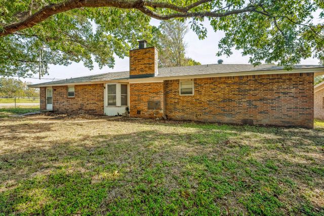 1240 N Texas, De Leon, TX 76444