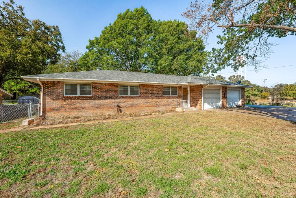 1240 N Texas, De Leon, TX 76444