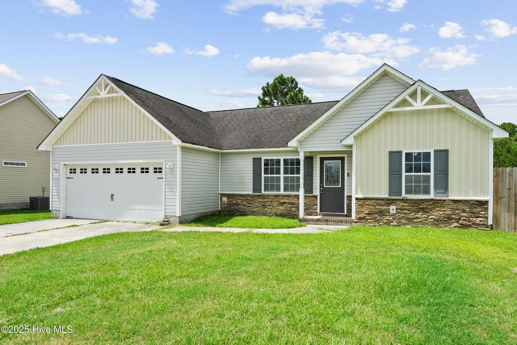 114 Rosemary Avenue, Hubert, NC 28539