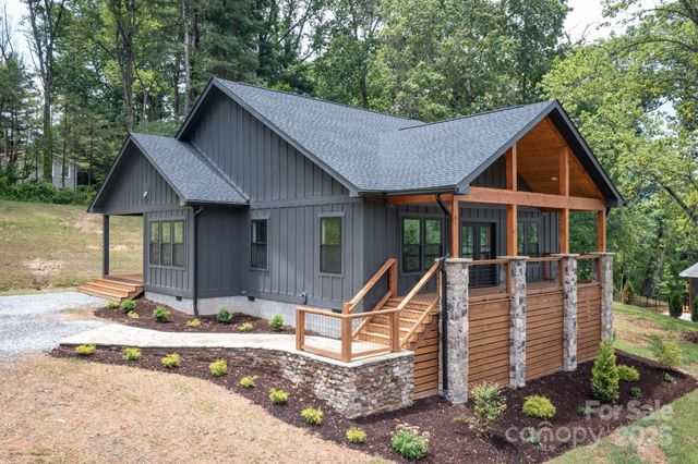 82 Lillycrop Lane, Hendersonville, NC 28792