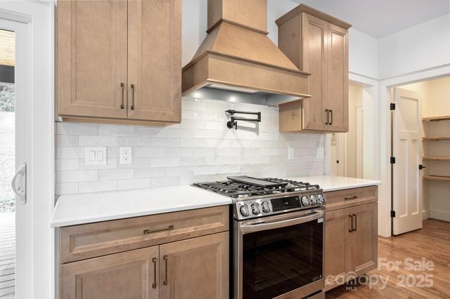 82 Lillycrop Lane, Hendersonville, NC 28792