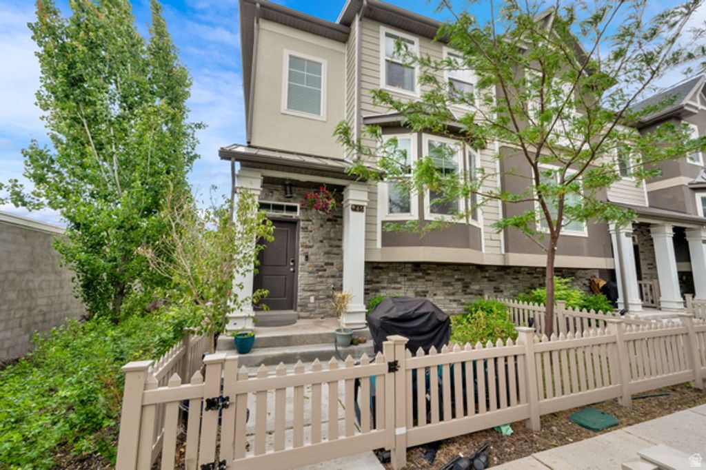 Image 4 of property listing at 1414 S 800 W ##D 4-5, Woods Cross, UT 84087