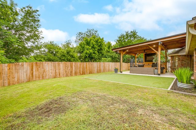 210 Willow Creek Drive, Weatherford, TX 76085