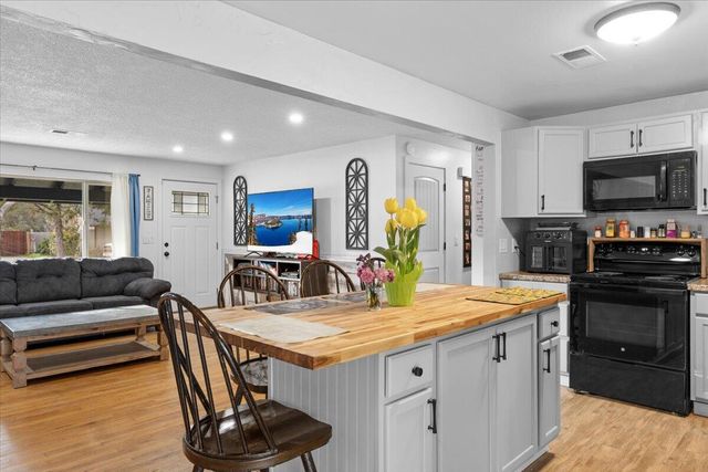 209 Corcoran Lane, Central Point, OR 97502