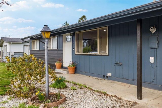 209 Corcoran Lane, Central Point, OR 97502