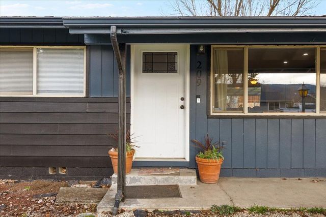 209 Corcoran Lane, Central Point, OR 97502
