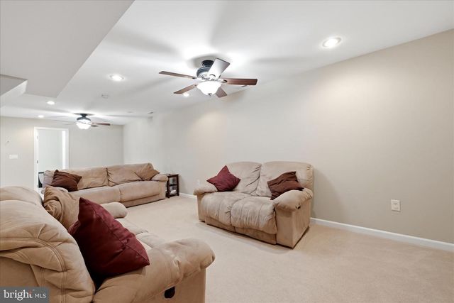 389 W DUCK ST, Front Royal, VA 22630