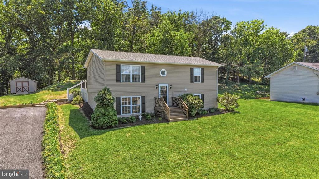 389 W DUCK ST, Front Royal, VA 22630