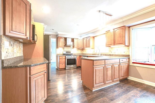 562 Applegate Lane, Lake Zurich, IL 60047