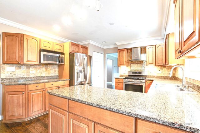 562 Applegate Lane, Lake Zurich, IL 60047