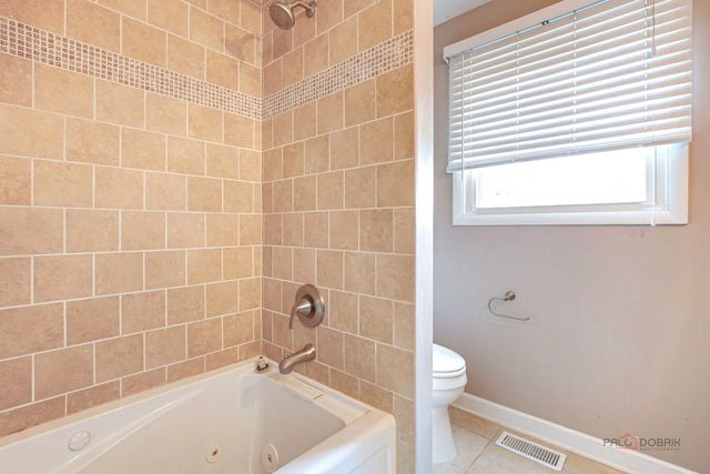 562 Applegate Lane, Lake Zurich, IL 60047