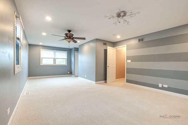 562 Applegate Lane, Lake Zurich, IL 60047
