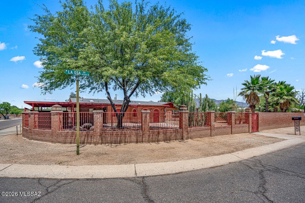 Image 1 of property listing at 1262 W La Osa Drive, Tucson, AZ 85705