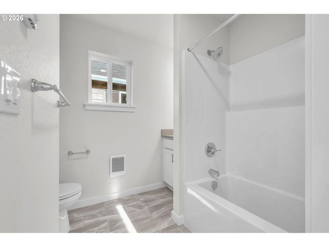 9259 E Burnside St, Portland, OR 97216