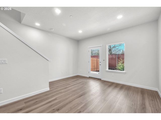 9259 E Burnside St, Portland, OR 97216