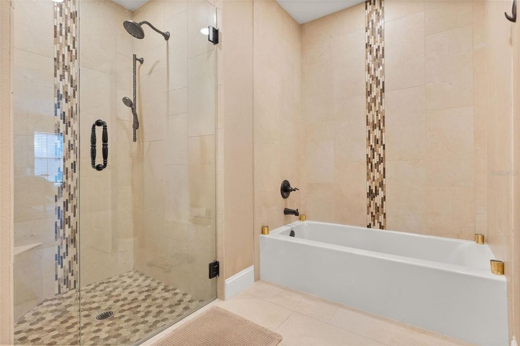 Image 18 of property listing at 11612 PEACH GROVE LANE, Orlando, FL 32821