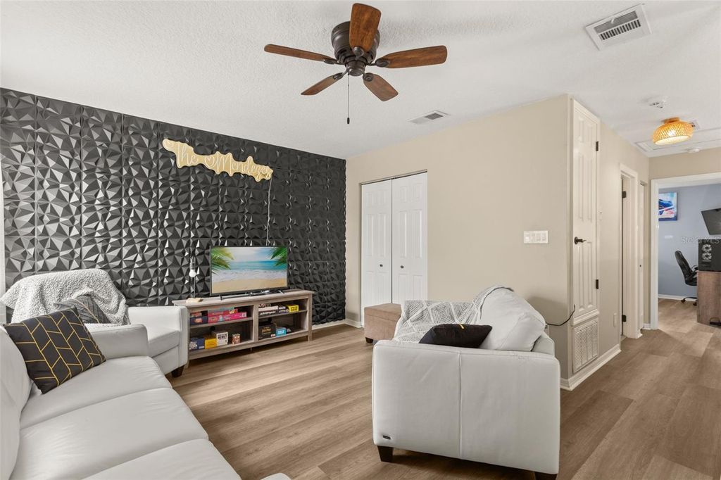 Image 19 of property listing at 11612 PEACH GROVE LANE, Orlando, FL 32821