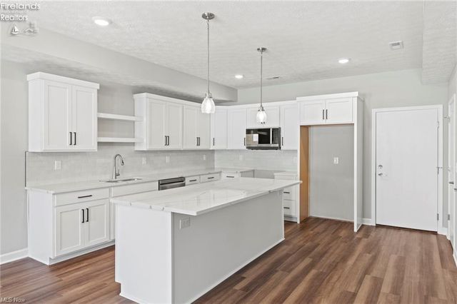 457 Harbor Lane, Lorain, OH 44052