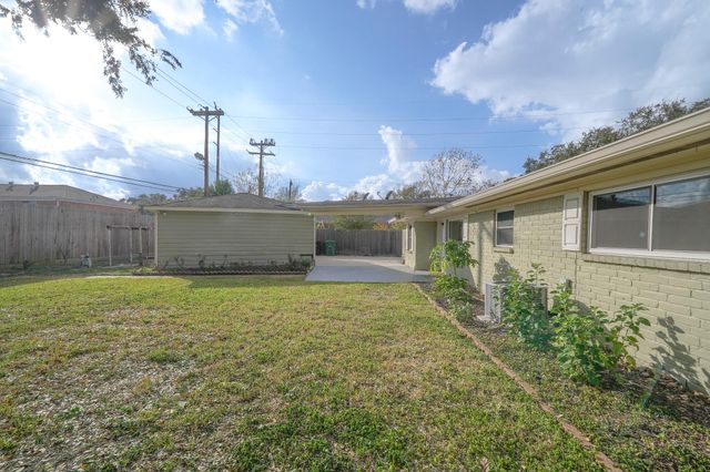 5471 Loch Lomond Drive, Houston, TX 77096