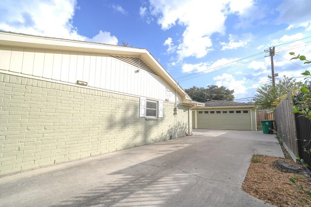 5471 Loch Lomond Drive, Houston, TX 77096