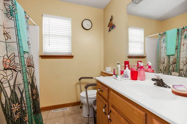 10104 E 219th Terrace, Peculiar, MO 64078