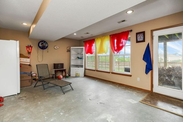 10104 E 219th Terrace, Peculiar, MO 64078
