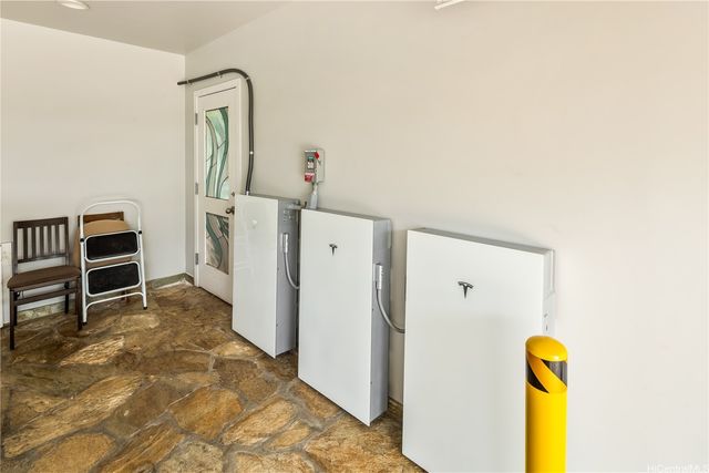 1980 Laukahi Street, Honolulu, HI 96821